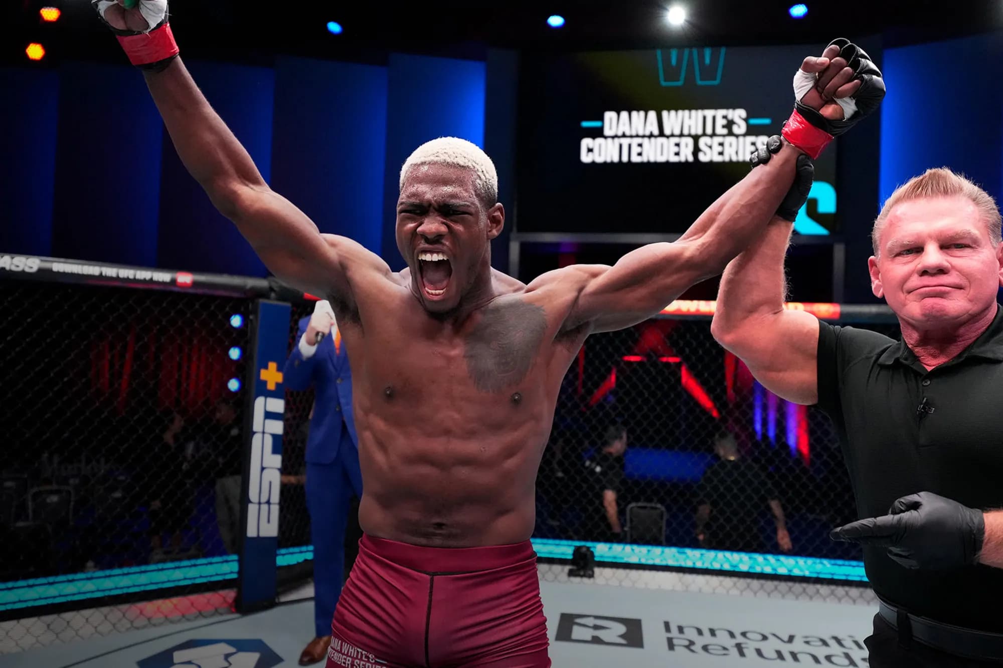 L’arbitre lève le bras d’Oki Bolaji après son KO à la Contender Series