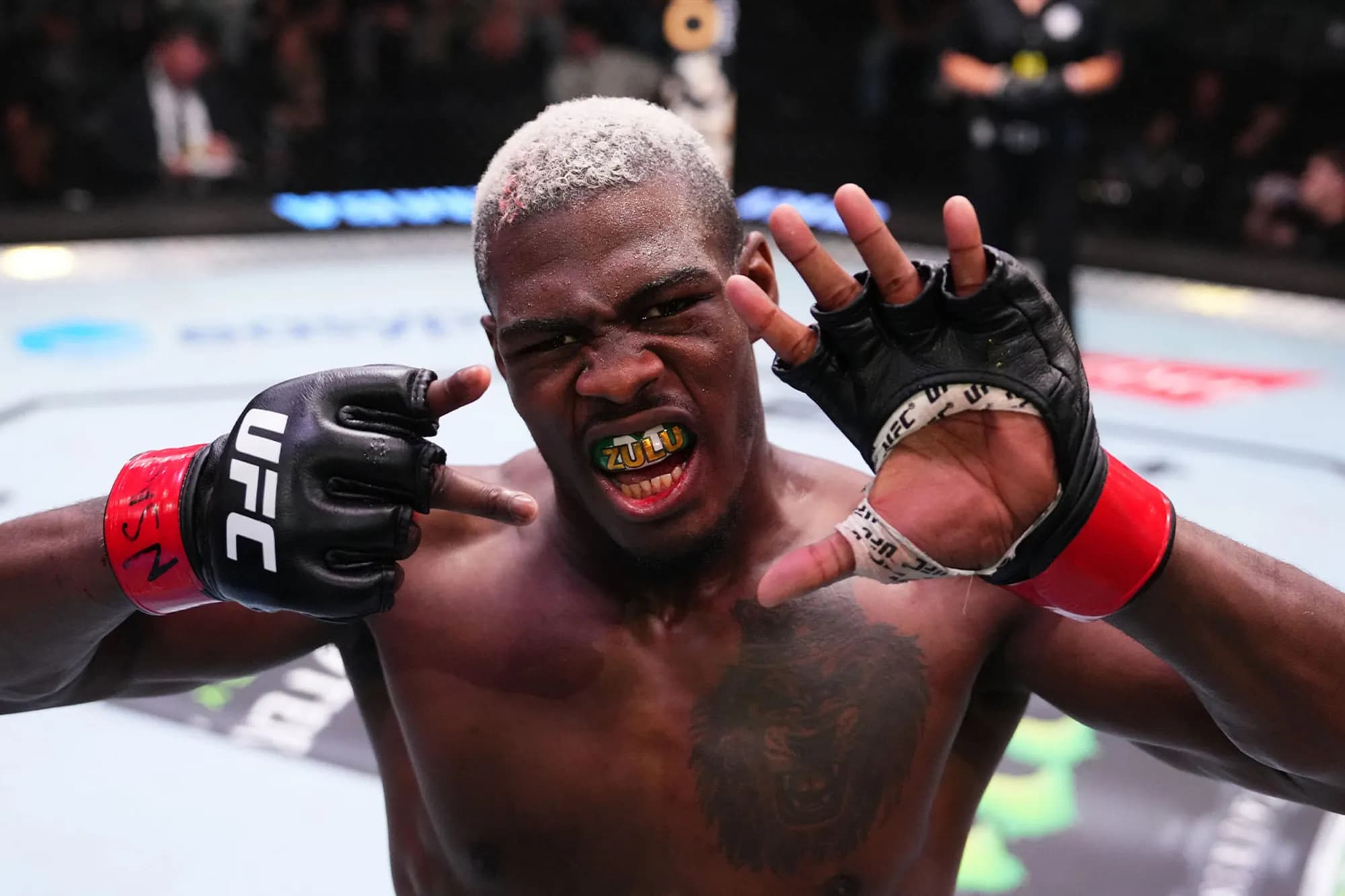 Oki Bolaji, bras levés, protège-dents ZULU, dans l’octogone de l’UFC